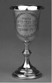 zilveren kiddoesjbeker in 1923 aangeboden aan de synagoge